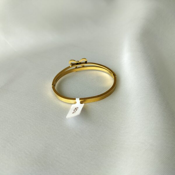 Comfortable flat back of gold bow bracelet