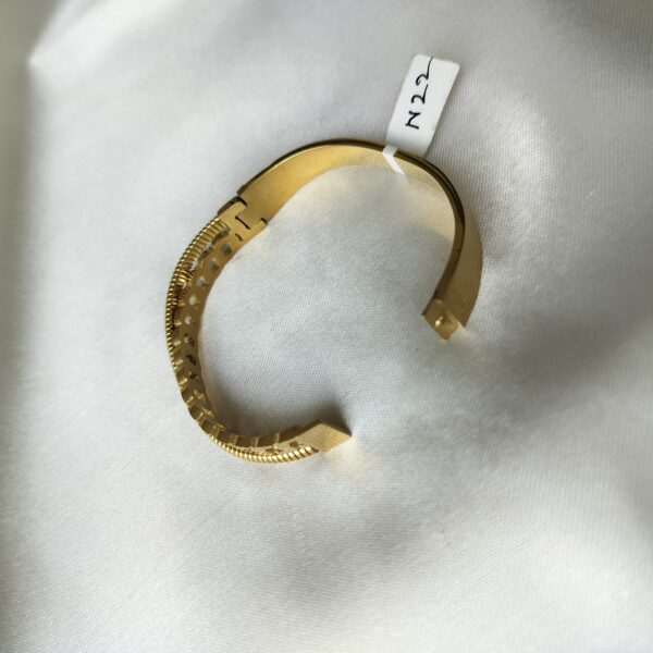 Open hinge mechanism on filigree bracelet