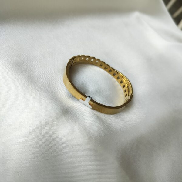 Smooth back of filigree gold bracelet