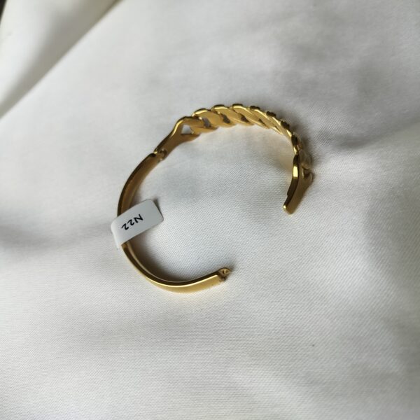 Open hinge mechanism on flat Cuban bracelet
