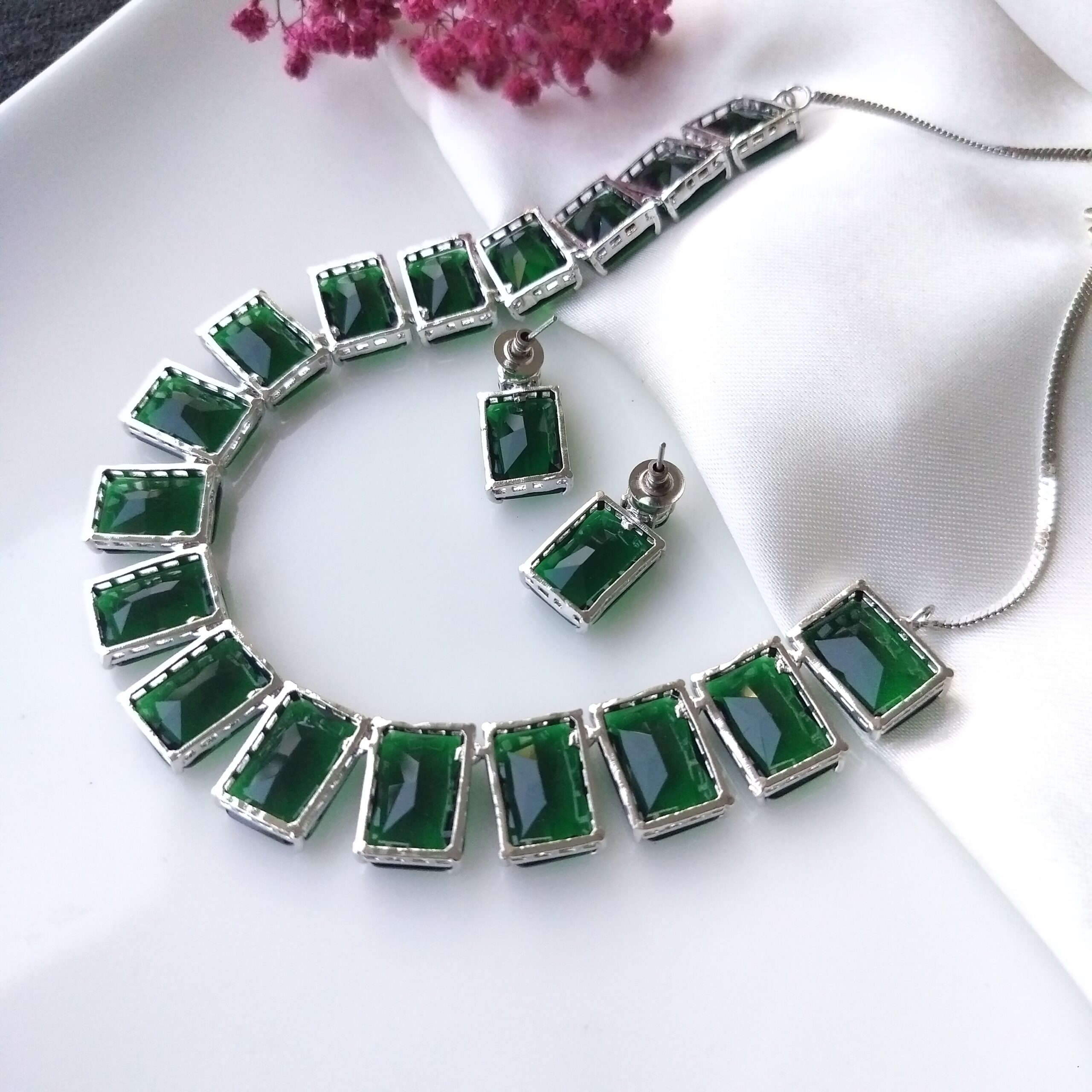 Back view and clasp of the Emerald Green choker necklace