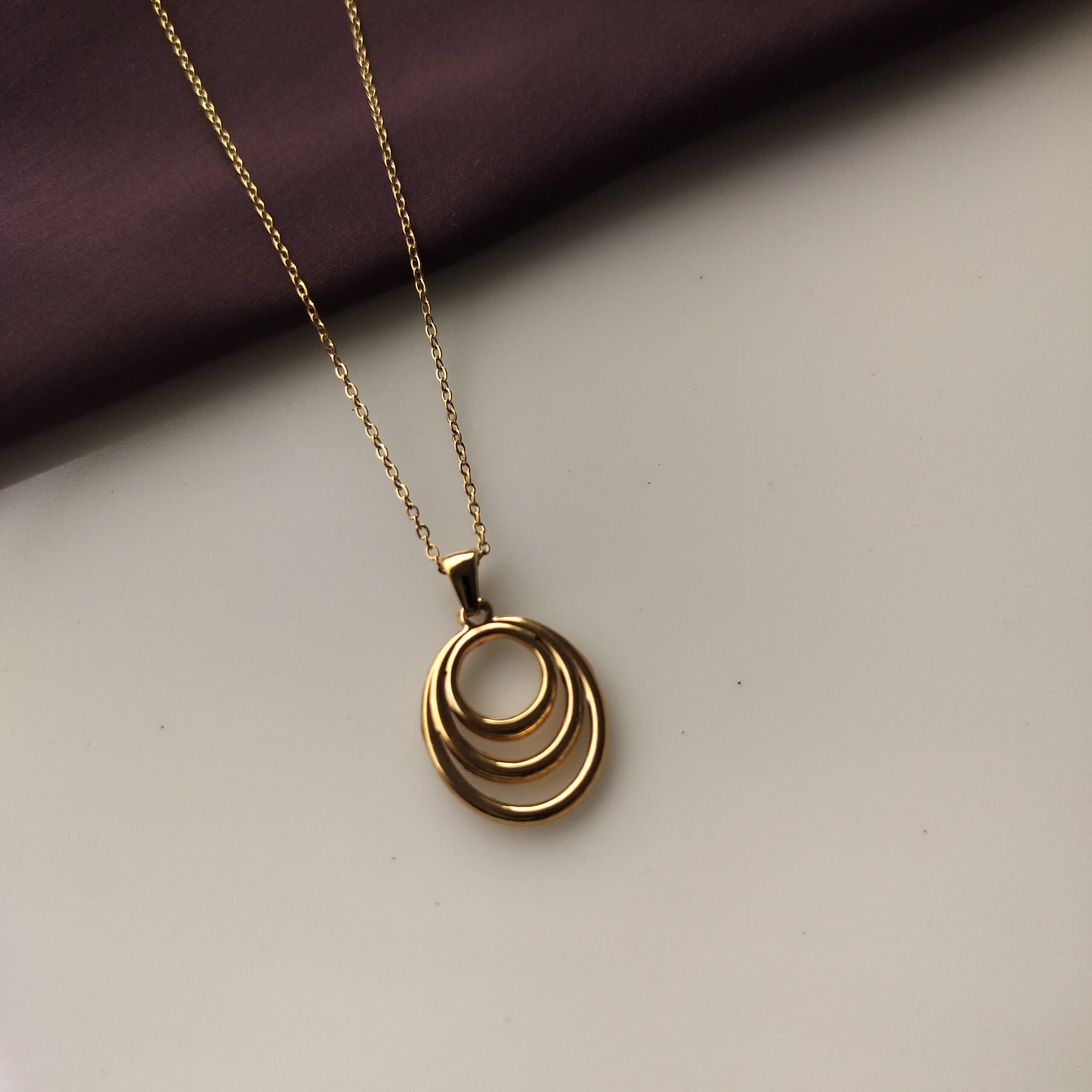 Close up of the 3 interlinked oval rings pendant